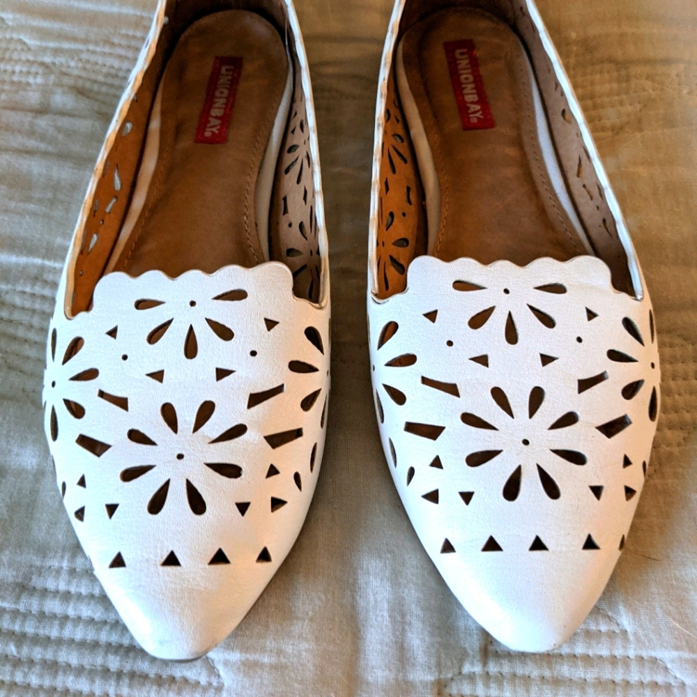 White, lazer cut flats.